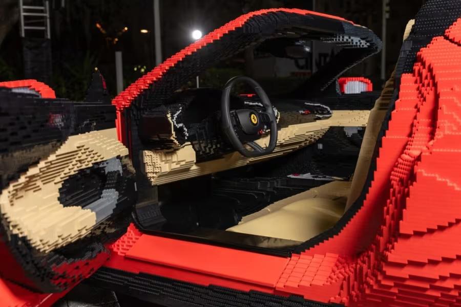 Steigt auf den Fahrersitz des ersten lebensgroßen Ferrari 296 GTS-Modells Steigt auf den Fahrersitz des ersten lebensgroßen Ferrari 296 GTS-Modells