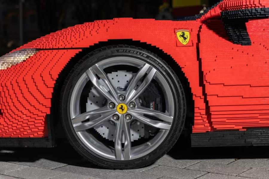 Steigt auf den Fahrersitz des ersten lebensgroßen Ferrari 296 GTS-Modells