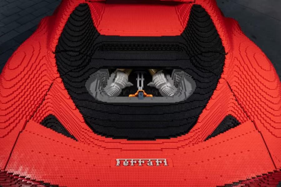 Steigt auf den Fahrersitz des ersten lebensgroßen Ferrari 296 GTS-Modells