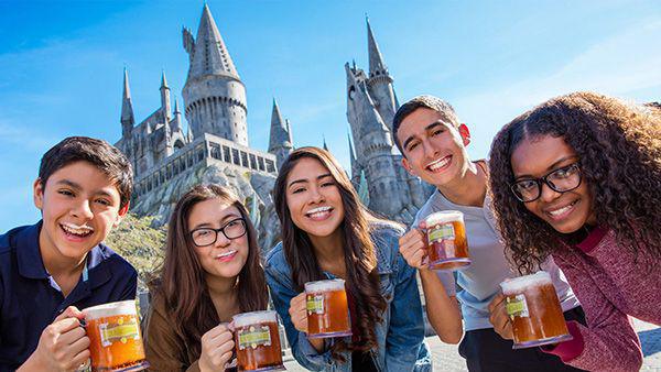 Das Universal Orlando Resort feiert die Butterbier-Saison in „The Wizarding World of Harry Potter“.  Das Universal Orlando Resort feiert die Butterbier-Saison in „The Wizarding World of Harry Potter“.