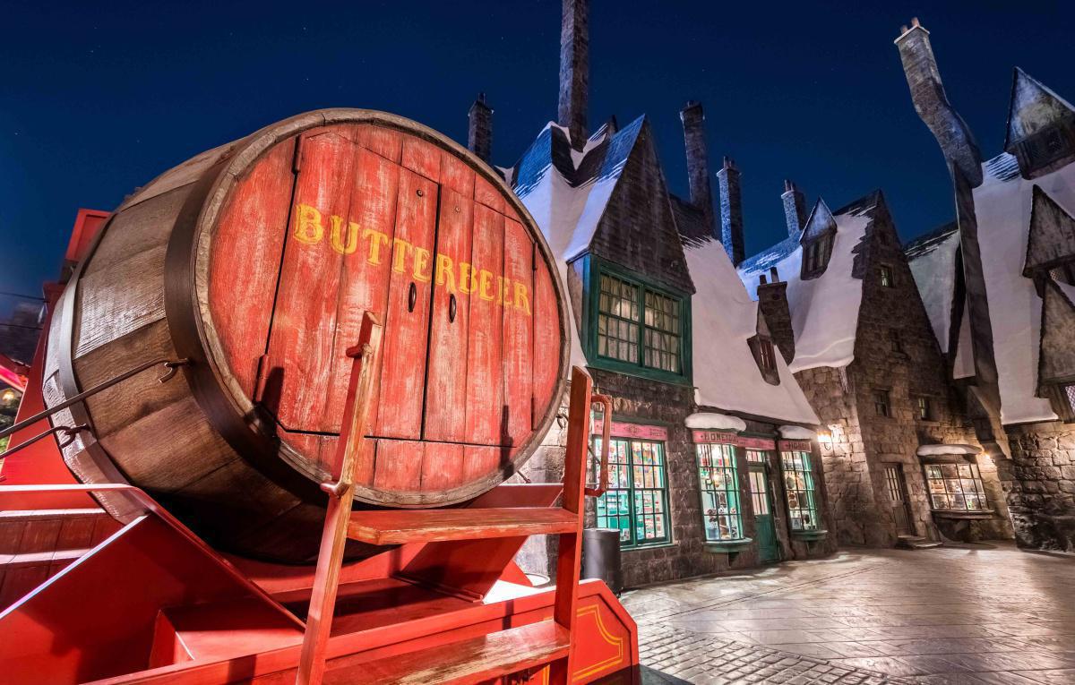 Das Universal Orlando Resort feiert die Butterbier-Saison in „The Wizarding World of Harry Potter“.  Das Universal Orlando Resort feiert die Butterbier-Saison in „The Wizarding World of Harry Potter“.