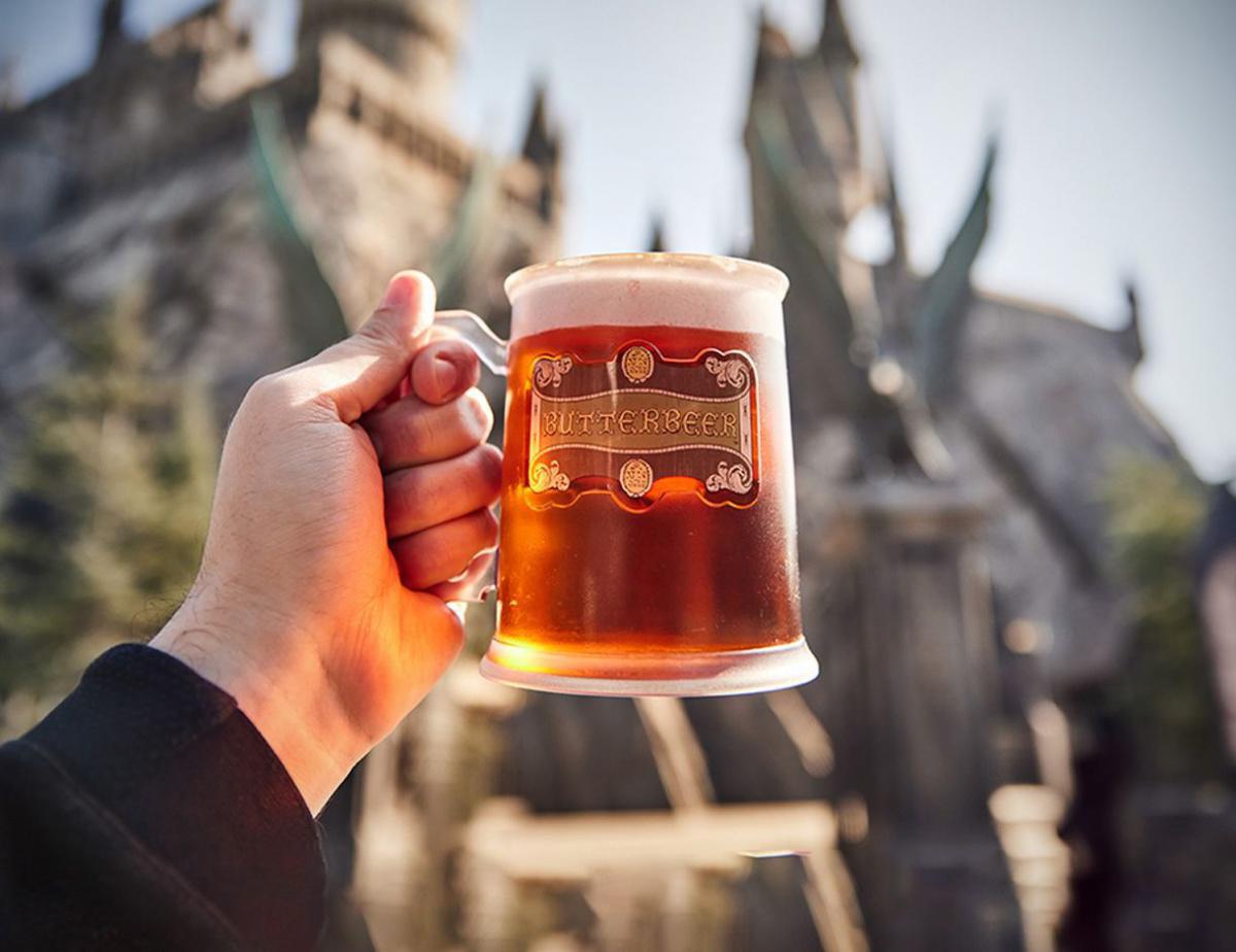 Das Universal Orlando Resort feiert die Butterbier-Saison in „The Wizarding World of Harry Potter“.  Das Universal Orlando Resort feiert die Butterbier-Saison in „The Wizarding World of Harry Potter“.