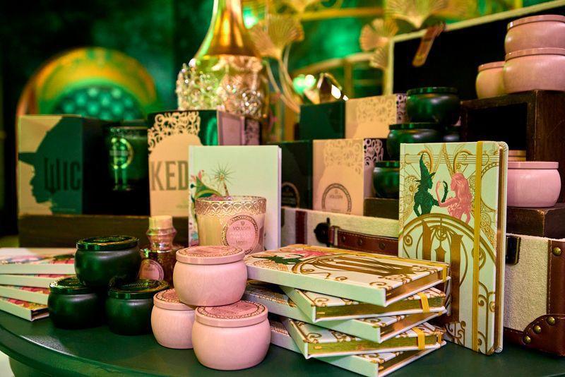 „Wicked: The Experience“ hat am Samstag offiziell im Universal Orlando Resort eröffnet! „Wicked: The Experience“ hat am Samstag offiziell im Universal Orlando Resort eröffnet!