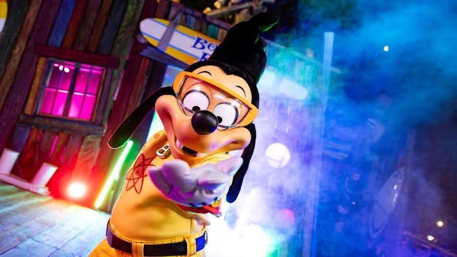 Disney H2O Glow After Hours bringt diesen Sommer Neonnächte und nostalgische Charaktere in die Typhoon Lagoon.