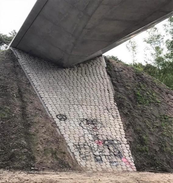 Vandalisme voetgangersviaduct Einderheide Vandalisme voetgangersviaduct Einderheide