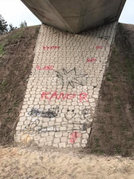 Vandalisme voetgangersviaduct Einderheide