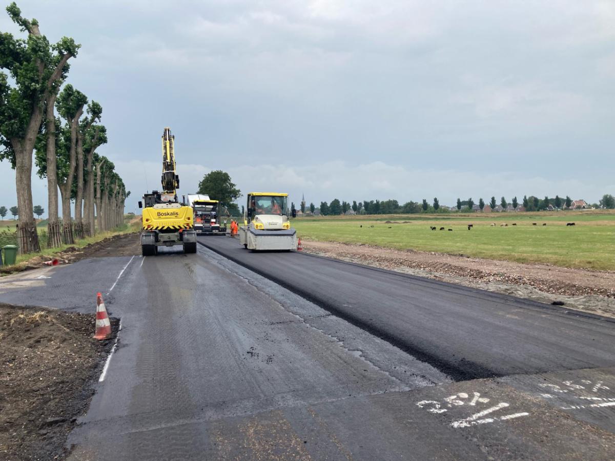 Asfalteren op de Schermerhornerweg Asfalteren op de Schermerhornerweg