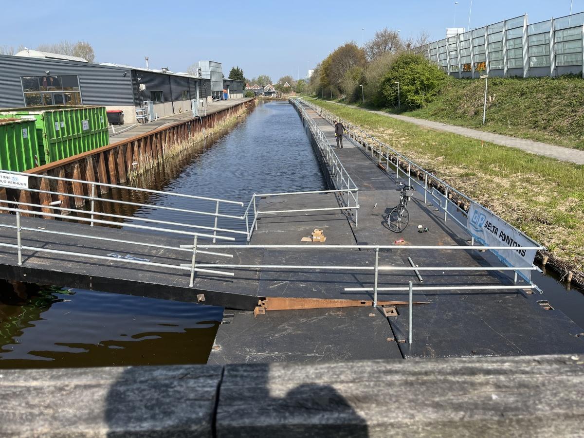 Tijdelijke pontonbrug voor fietsers en voetgangers Tijdelijke pontonbrug voor fietsers en voetgangers