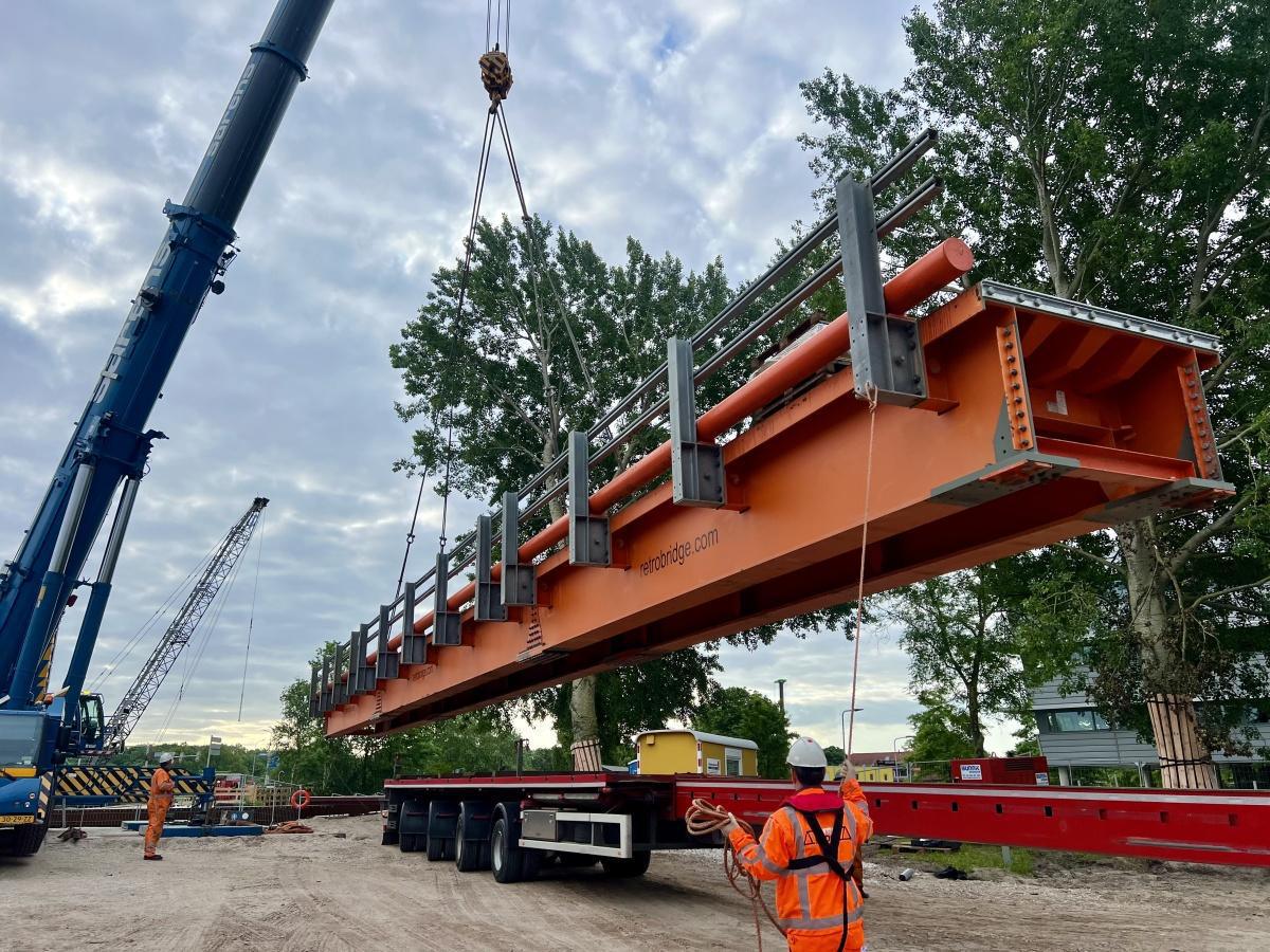 Tijdelijke Trekvlietbrug succesvol ingehesen Tijdelijke Trekvlietbrug succesvol ingehesen