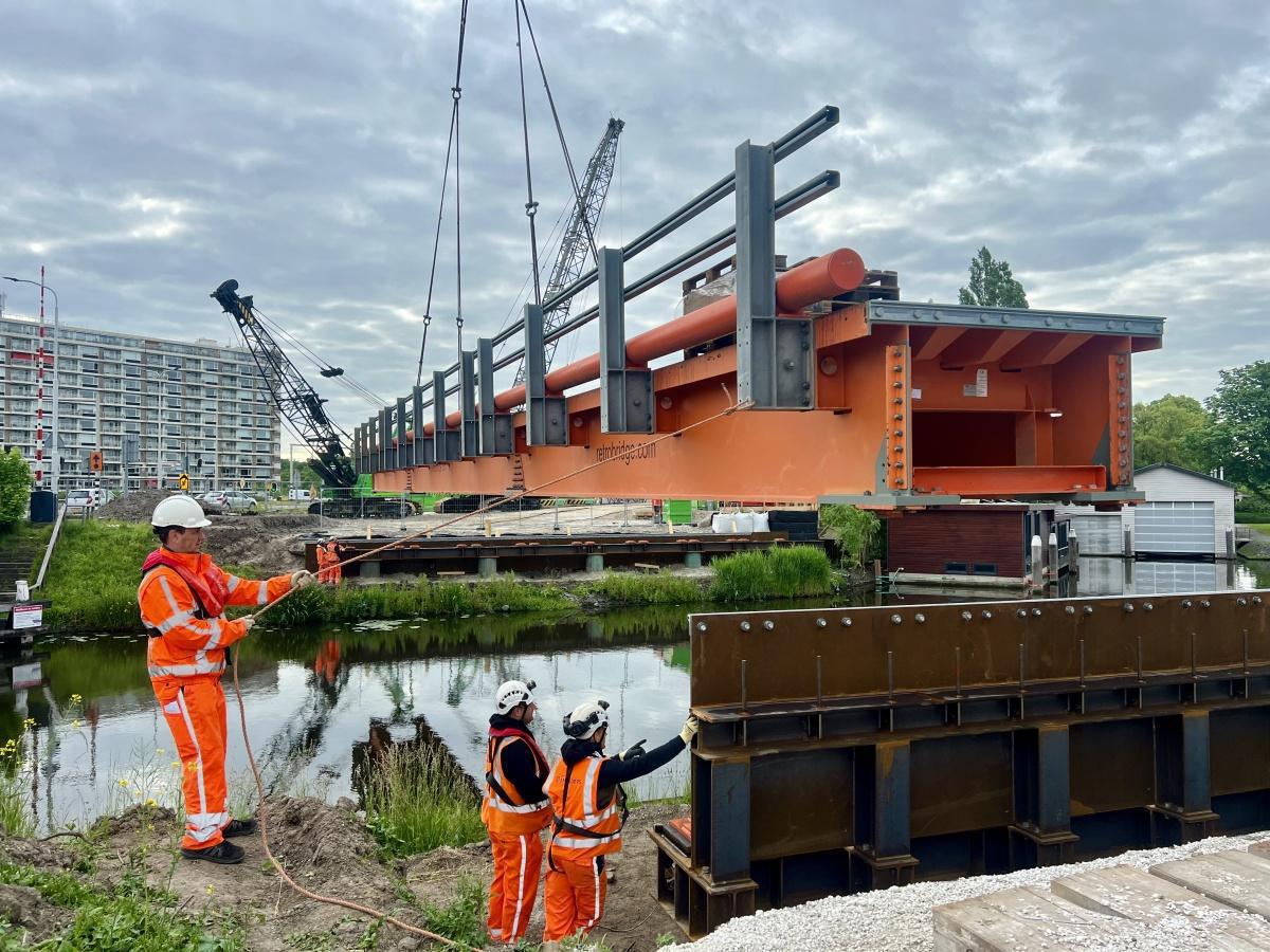 Tijdelijke Trekvlietbrug succesvol ingehesen Tijdelijke Trekvlietbrug succesvol ingehesen