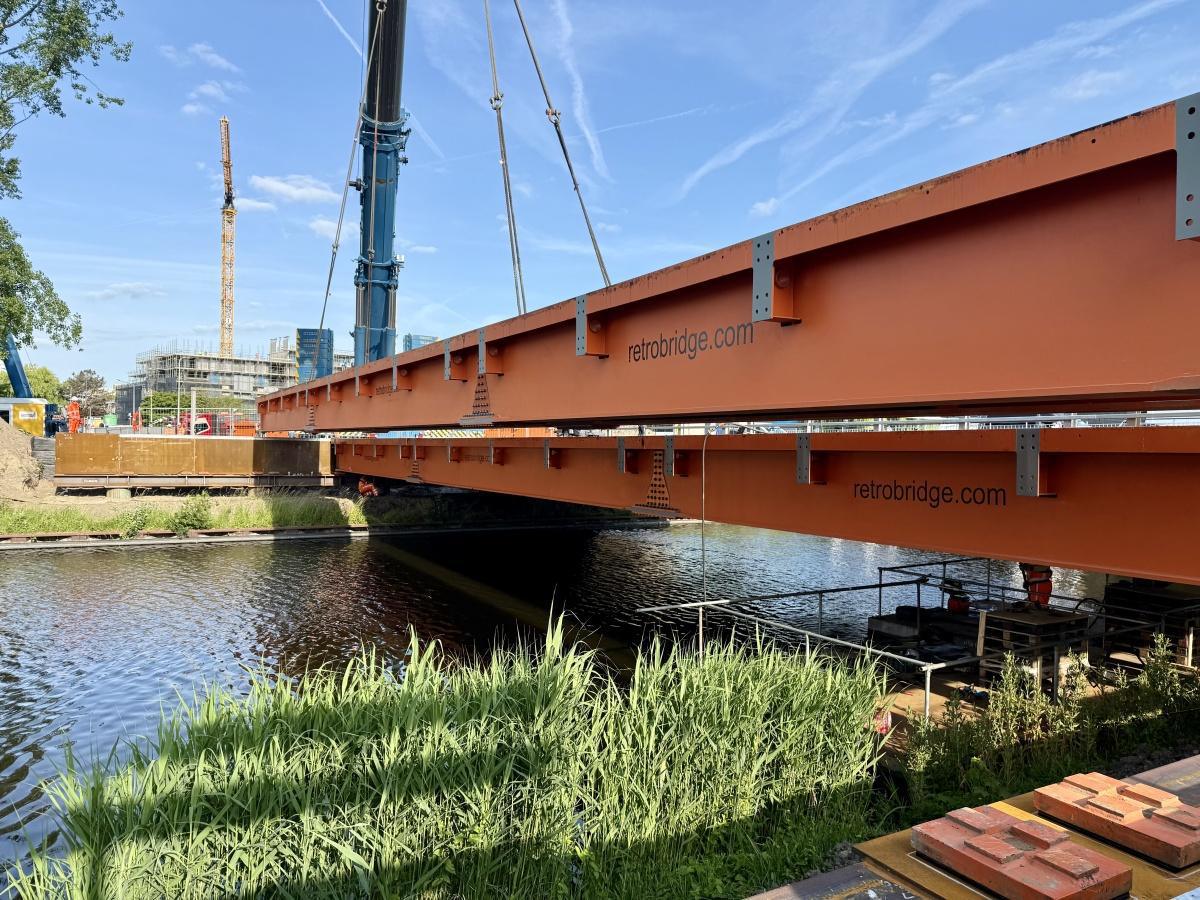 Tijdelijke Trekvlietbrug succesvol ingehesen Tijdelijke Trekvlietbrug succesvol ingehesen