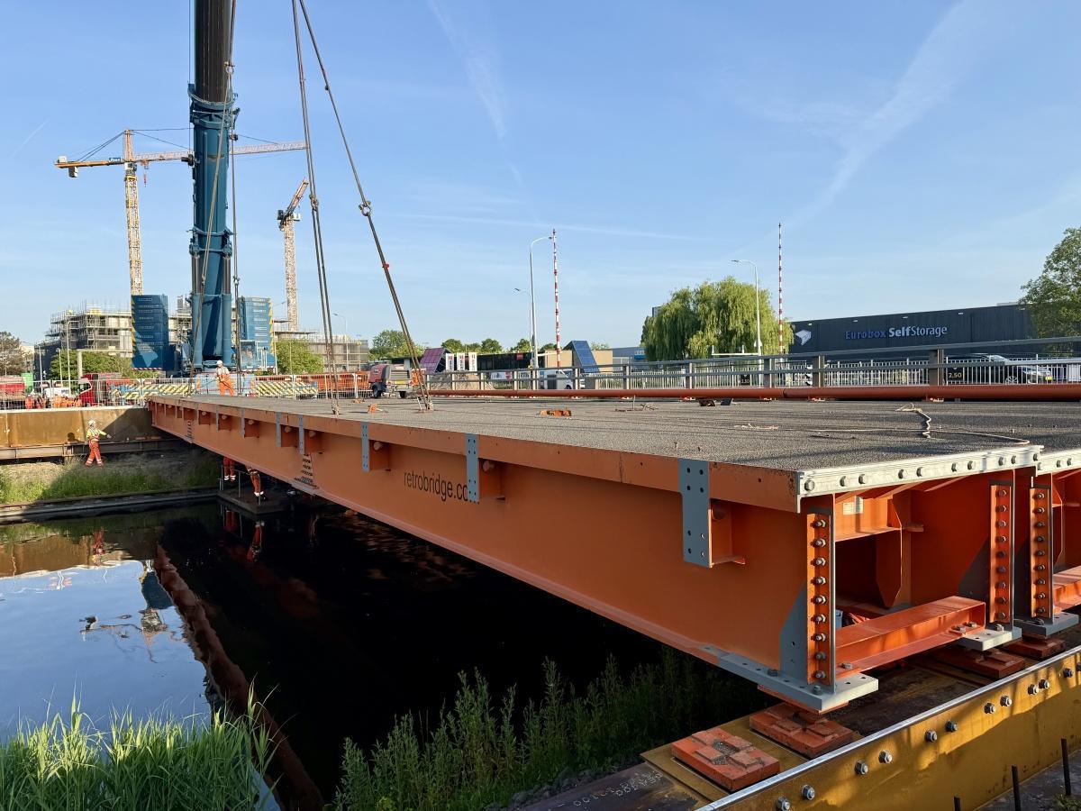 Tijdelijke Trekvlietbrug succesvol ingehesen Tijdelijke Trekvlietbrug succesvol ingehesen