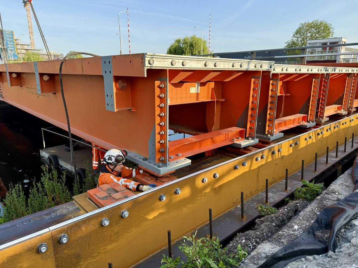 Tijdelijke Trekvlietbrug succesvol ingehesen Tijdelijke Trekvlietbrug succesvol ingehesen