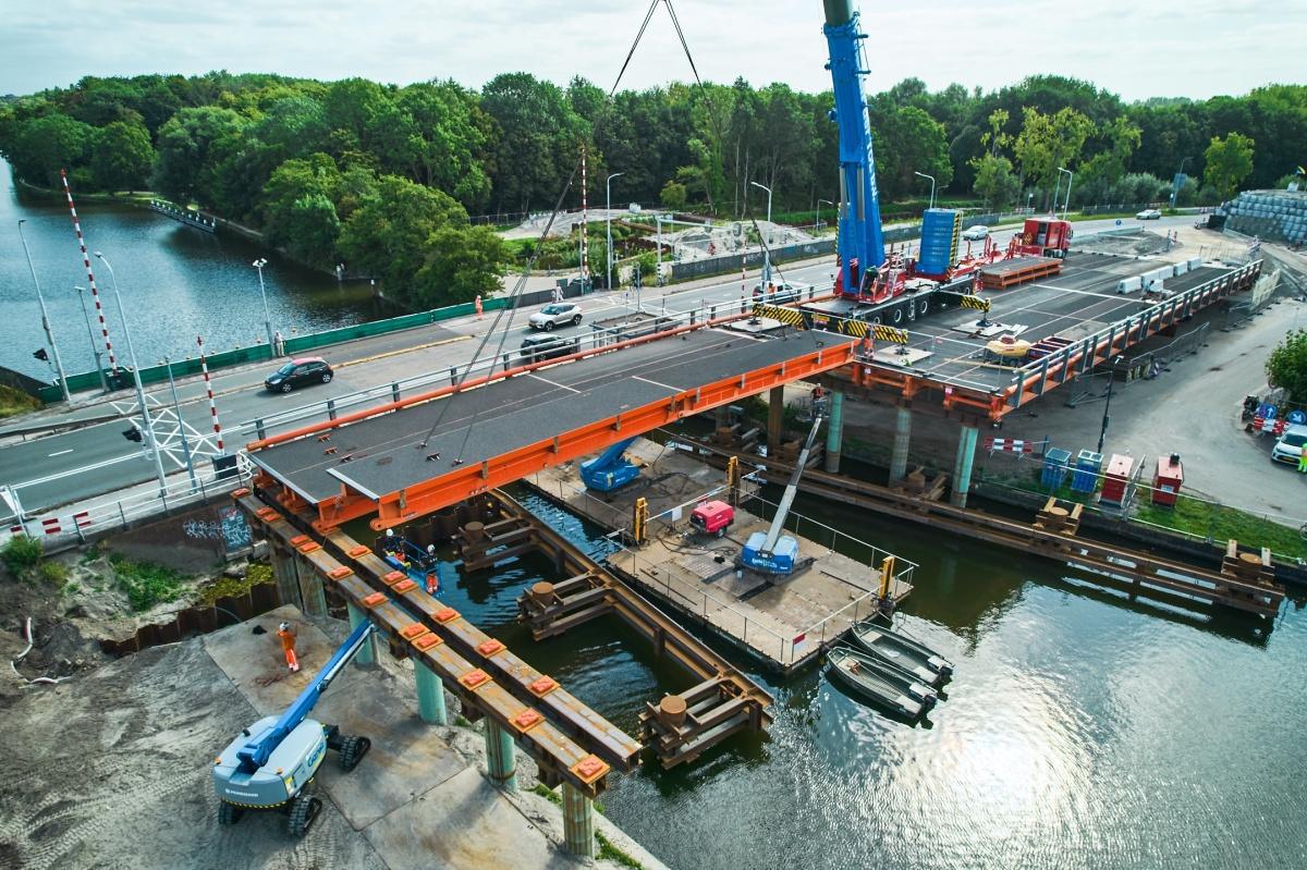 Indrukwekkende hijsklus voor tijdelijke Lammebrug Indrukwekkende hijsklus voor tijdelijke Lammebrug