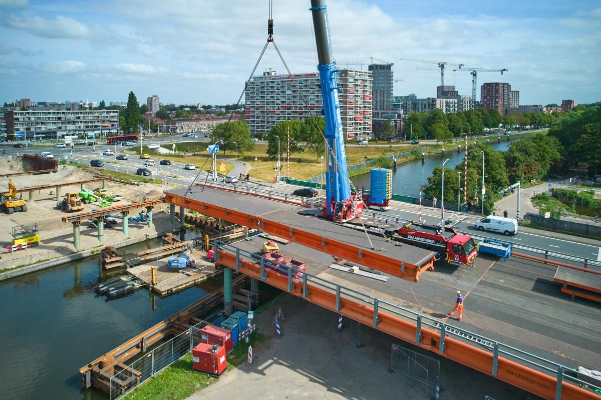 Indrukwekkende hijsklus voor tijdelijke Lammebrug Indrukwekkende hijsklus voor tijdelijke Lammebrug