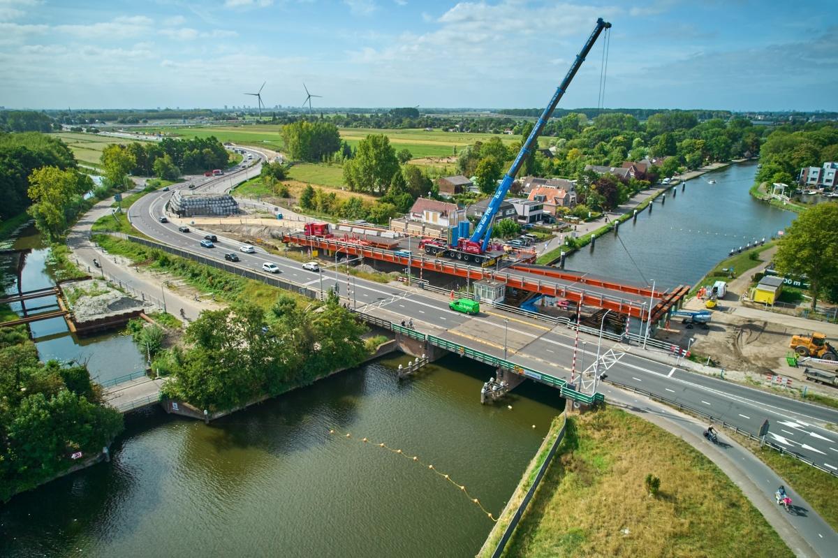Indrukwekkende hijsklus voor tijdelijke Lammebrug Indrukwekkende hijsklus voor tijdelijke Lammebrug