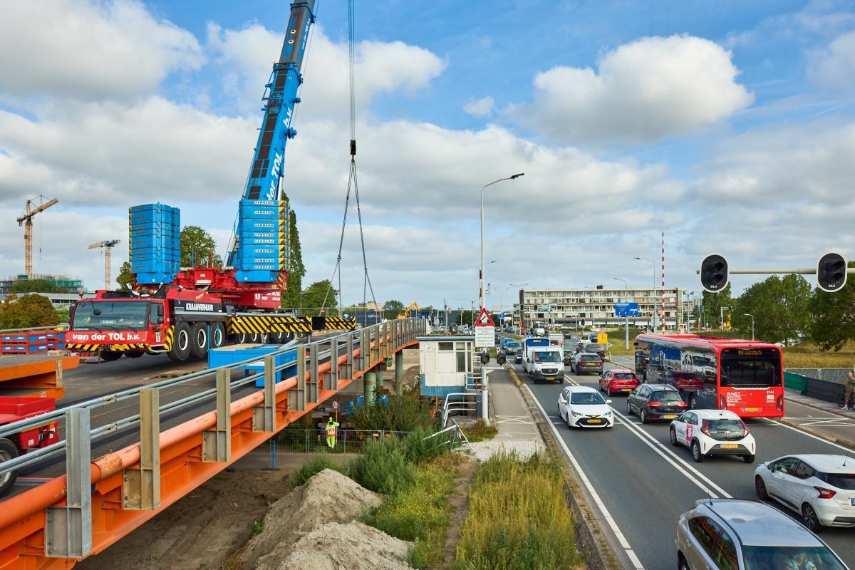 Indrukwekkende hijsklus voor tijdelijke Lammebrug Indrukwekkende hijsklus voor tijdelijke Lammebrug
