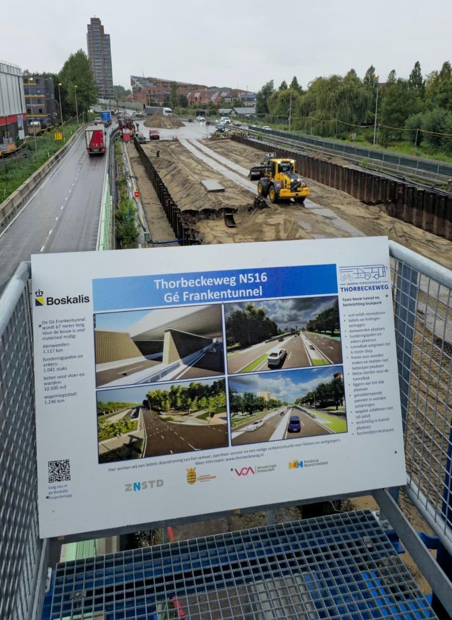 Bouw Loopbrug over het kruispunt Wibautstraat Bouw Loopbrug over het kruispunt Wibautstraat