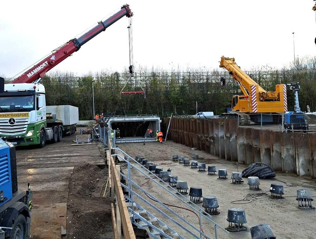 Eerste tunnelelementen fietstunnel Skoon geplaatst Eerste tunnelelementen fietstunnel Skoon geplaatst