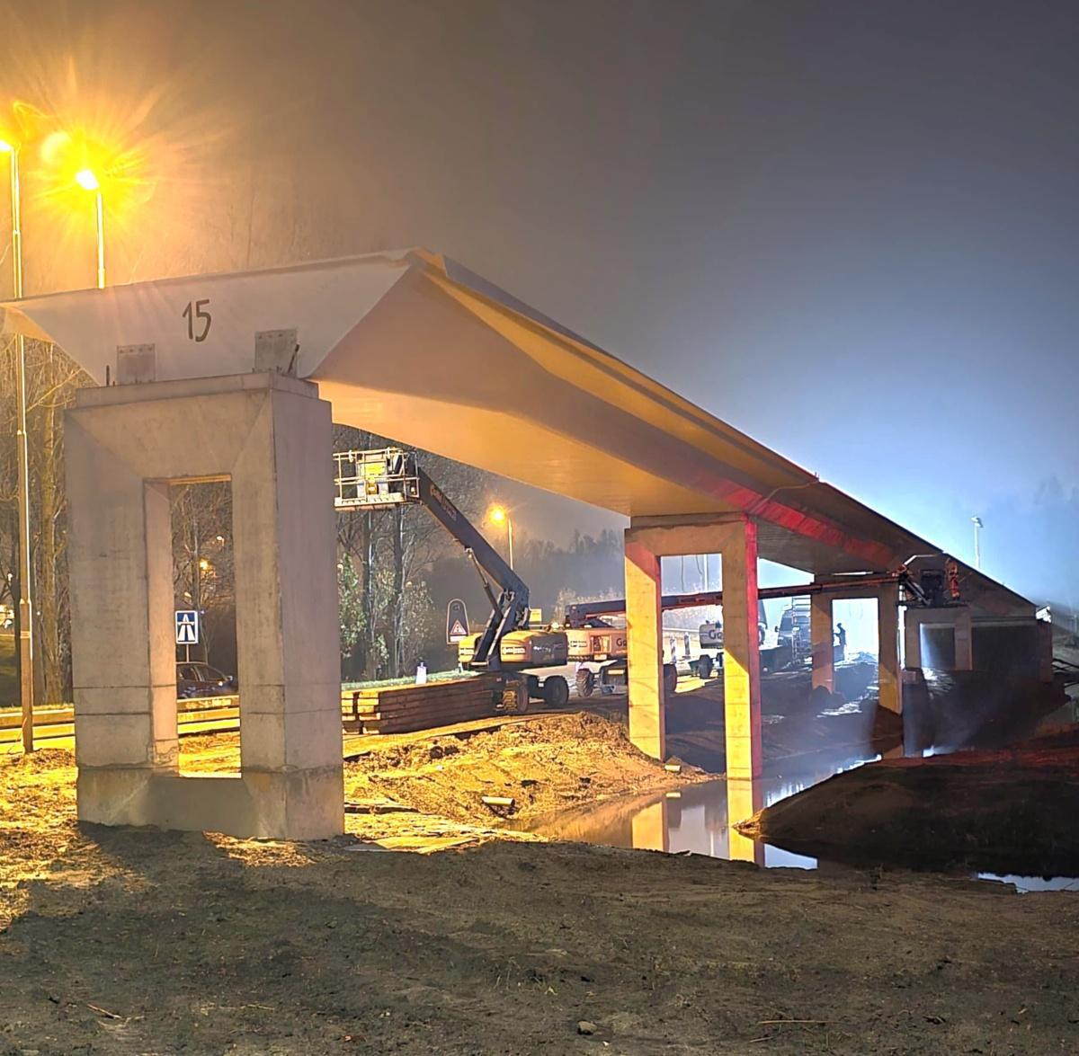 Inhijsen brugdelen langs toerit A8 succesvol verlopen