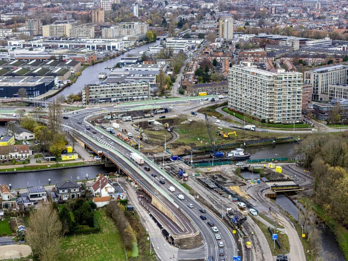 Slopen oude weg en damwanden basculekelder
