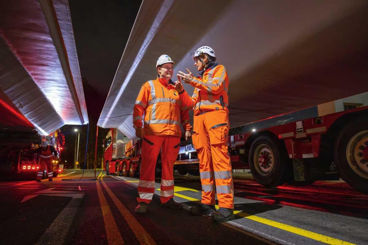 4 brugdelen plaatsten langs afrit A8