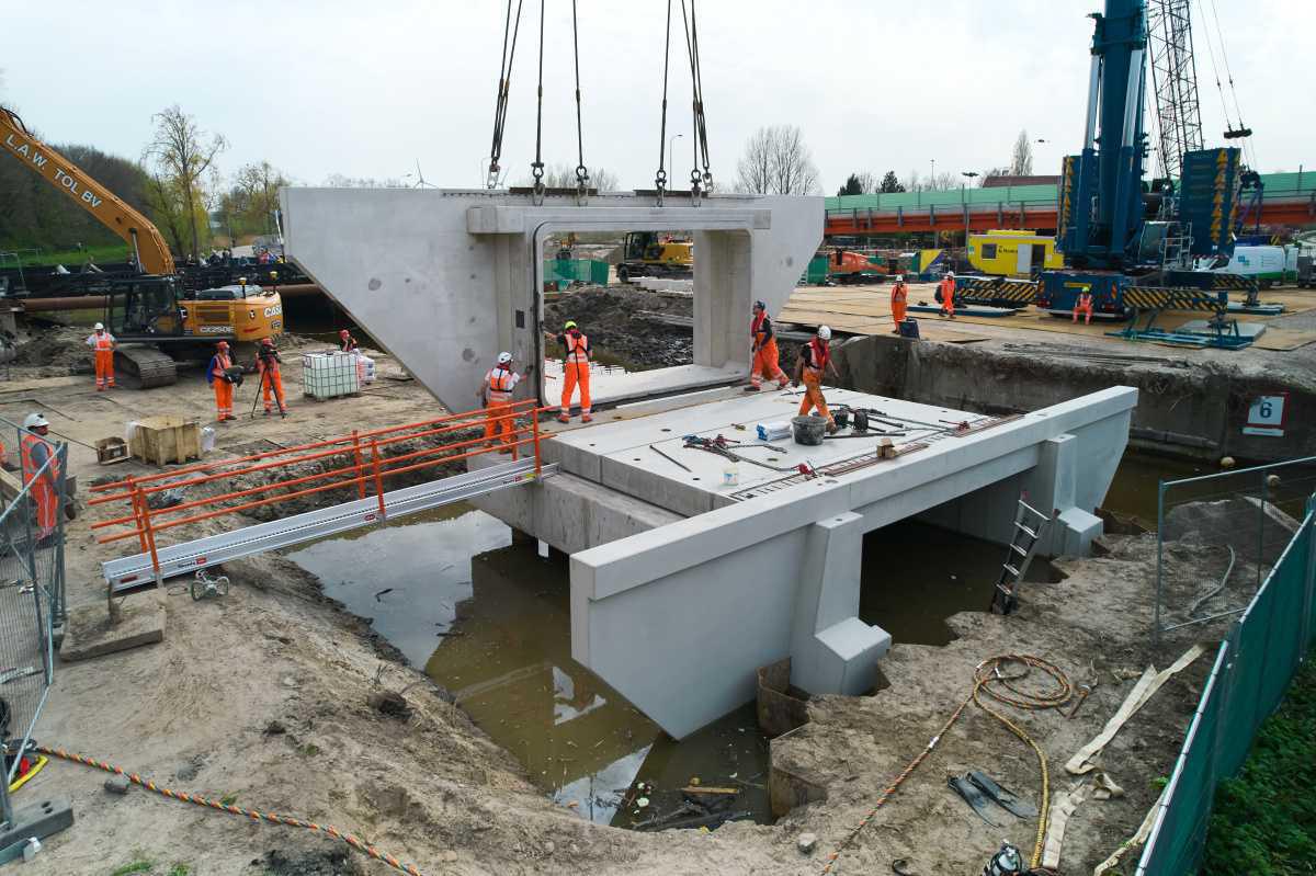 Knotterpolderbrug ligt op z´n plek! Knotterpolderbrug ligt op z´n plek!