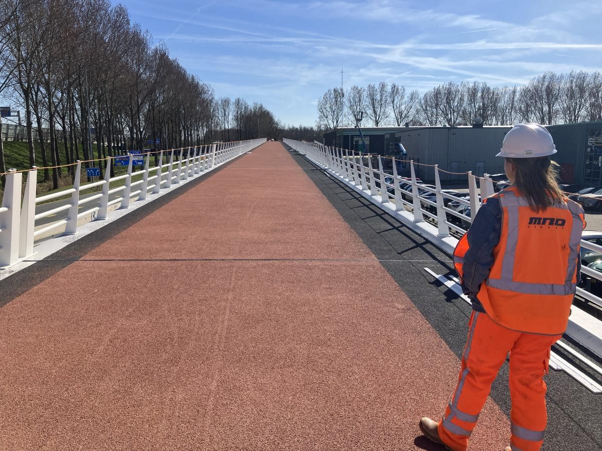 Het is bijna zover. Volgende week kunt u gebruikmaken van de prachtige, nieuwe fiets- en voetgangersbrug: de Eendenpullenbrug.