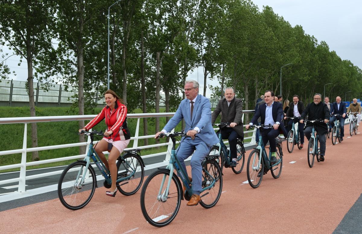 Feestelijke opening Eendenpullenbrug in Oostzaan Feestelijke opening Eendenpullenbrug in Oostzaan