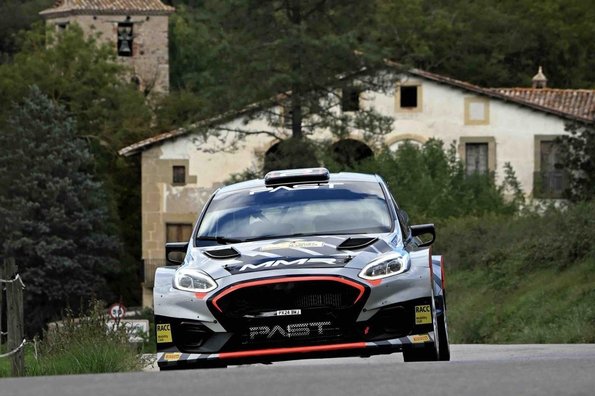 Gil Membrado celebra el título del CERT - Rallycar ganando en casa