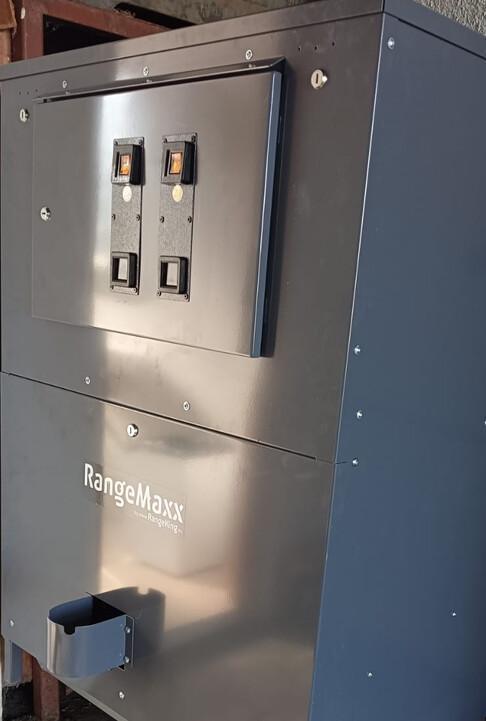 NUEVA MÁQUINA DE BOLAS EN LA CANCHA DE PRÁCTICAS DE GOLF. NUEVA MÁQUINA DE BOLAS EN LA CANCHA DE PRÁCTICAS DE GOLF.