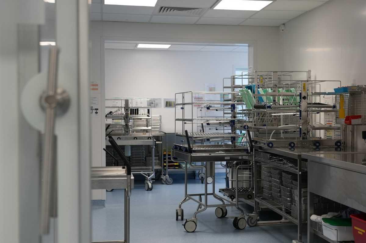 Stérilisation : un chantier stratégique pour la reprise d’activité chirurgicale au Nouvel Hôpital Civil (NHC) et de coloscopie diagnostique 🚧