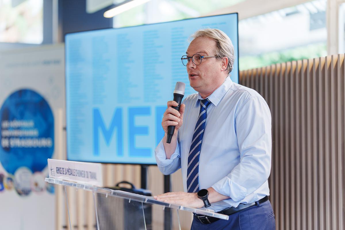 Remise de la médaille d'honneur du travail aux agents des HUS