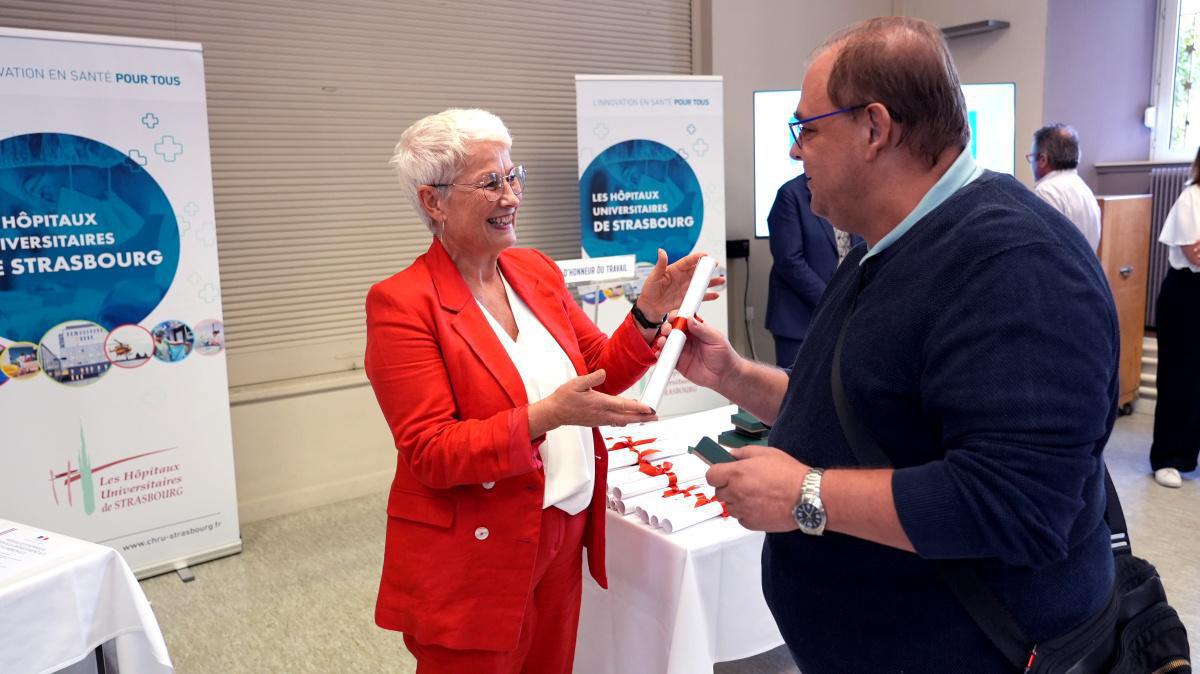 Remise de la médaille d'honneur du travail aux agents des HUS