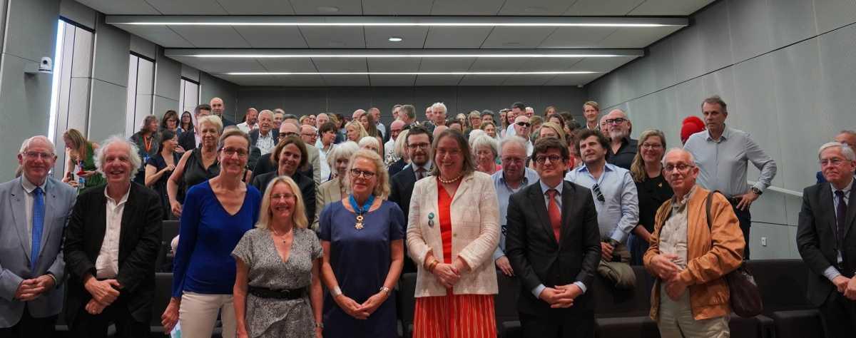 Le Professeur Hélène Dollfus honore les HUS en recevant une haute distinction de la République