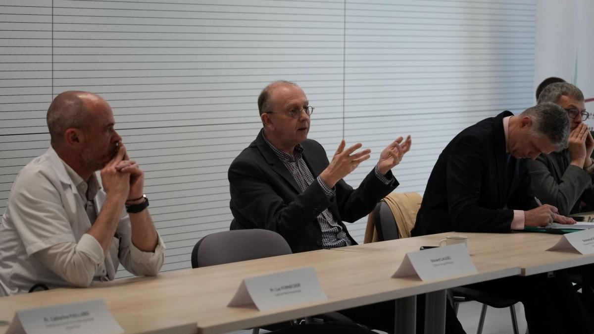 Le président de la FHF visite les activités de cancérologie des HUS