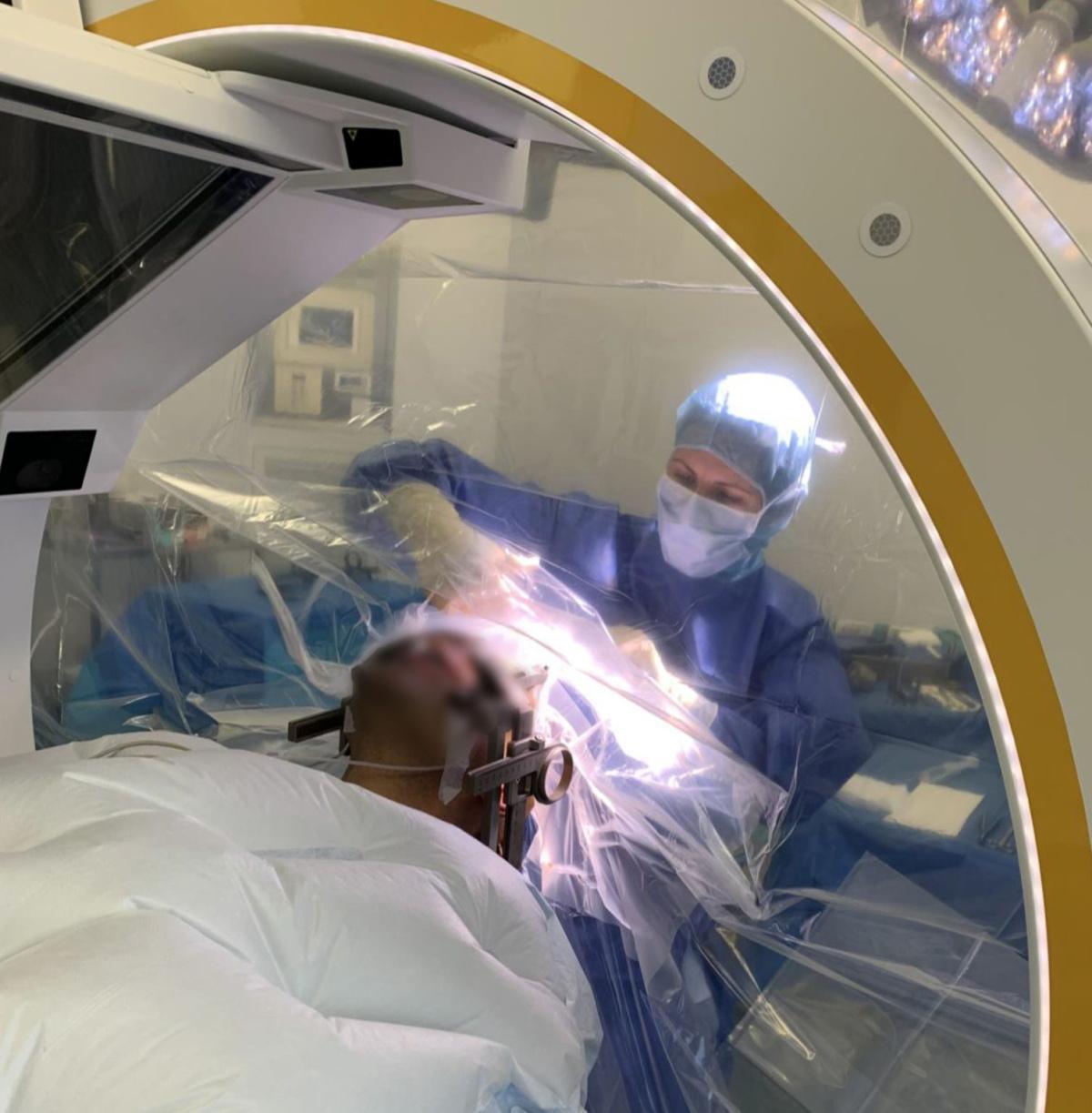 Portrait : Le docteur Marie des Neiges SANTIN, neurochirurgien