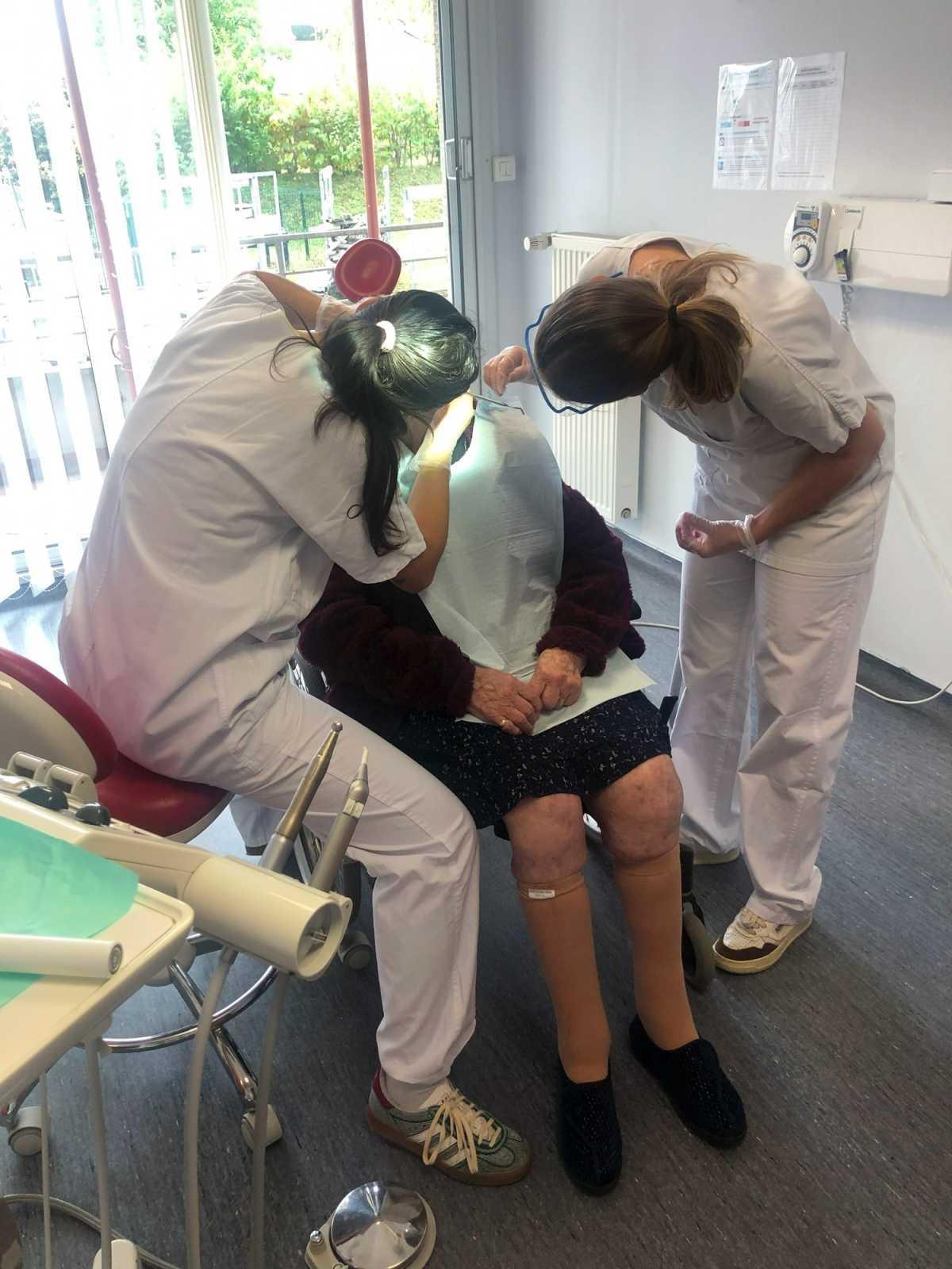 Pôle dentaire des HUS : l'expertise des chirurgien dentistes des HUS au service des patients âgés