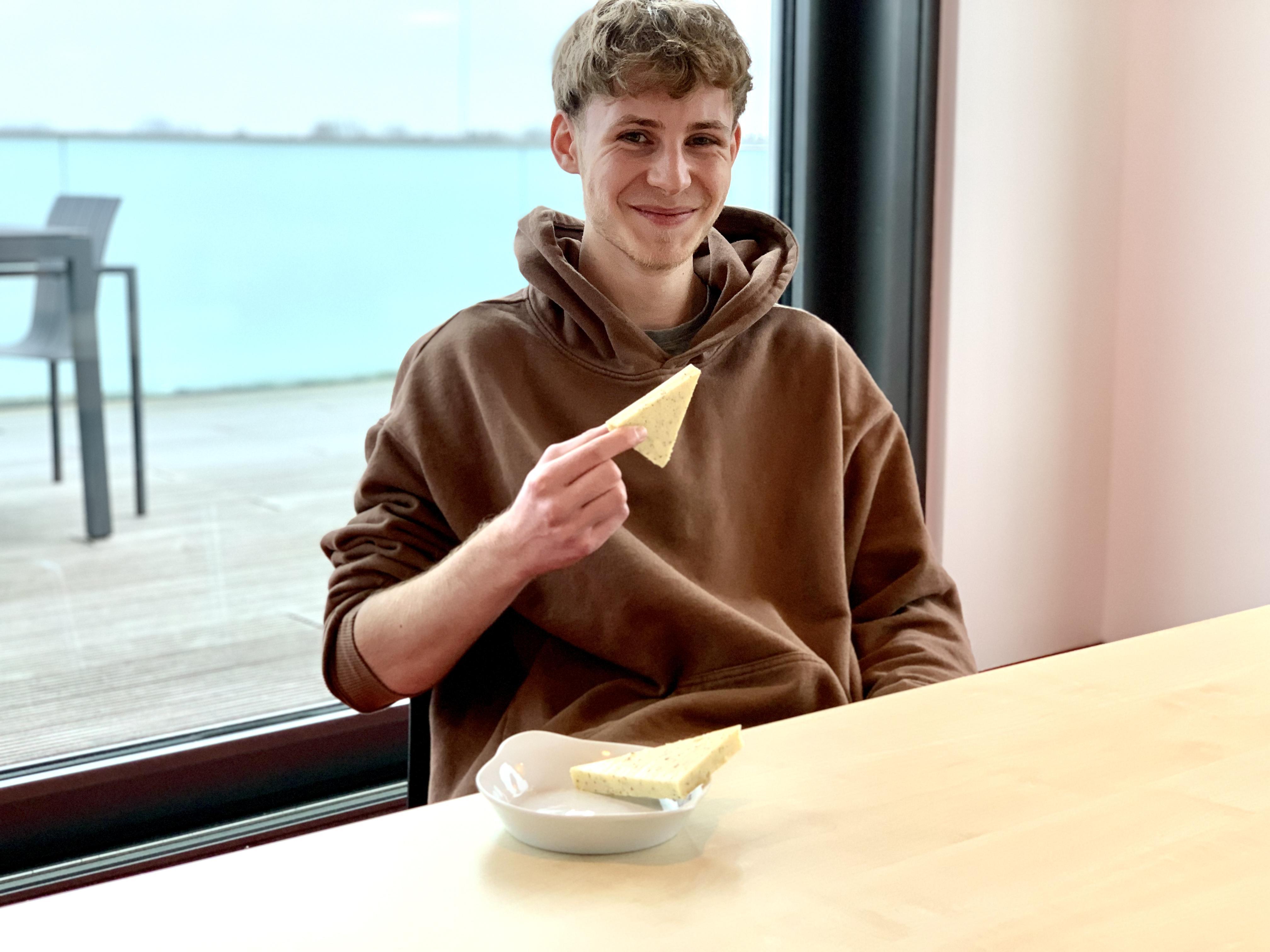 Unser Azubi testet den neuen Zirbenkäse