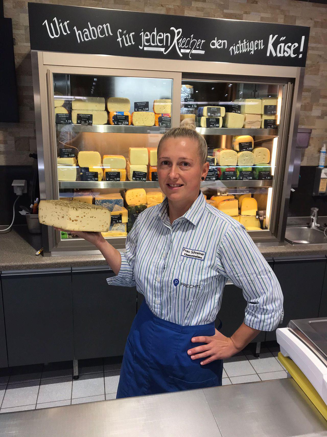 Daniela Schreiner mit dem Wildblütenkäse