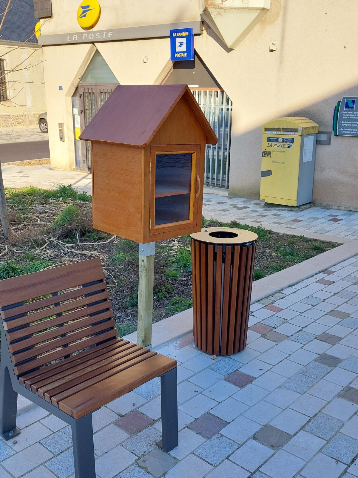 Installation d'une boite à livres sur la place de la Mairie