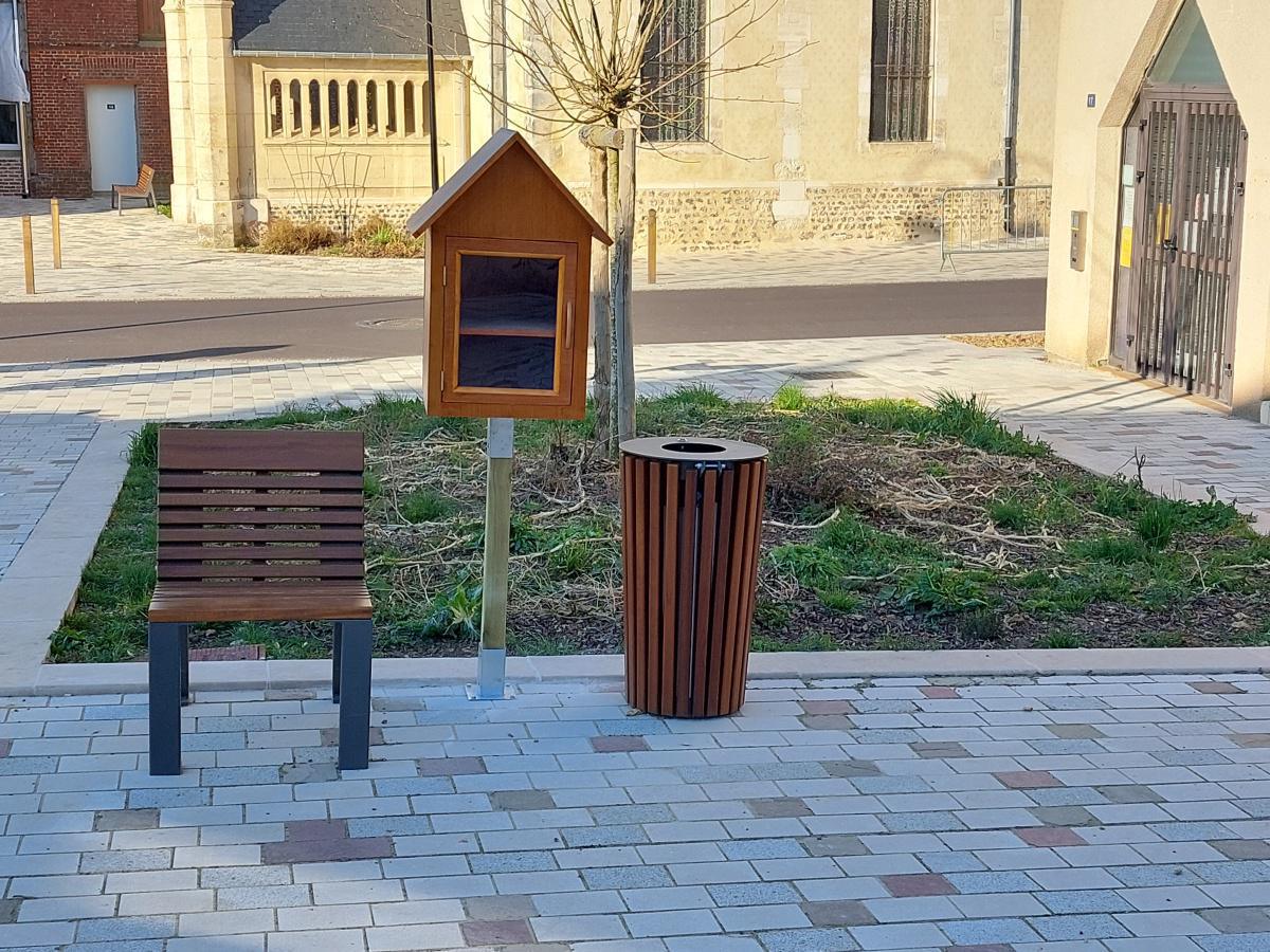 Installation d'une boite à livres sur la place de la Mairie