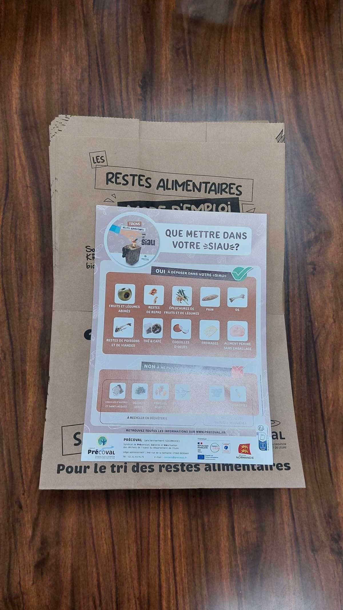 Distribution des "bio seaux" pour les déchets alimentaires