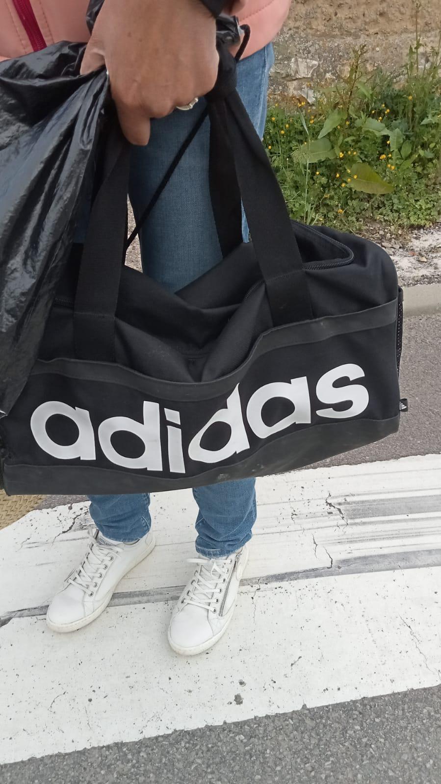 Sacs de sports oubliés arrêt de bus
