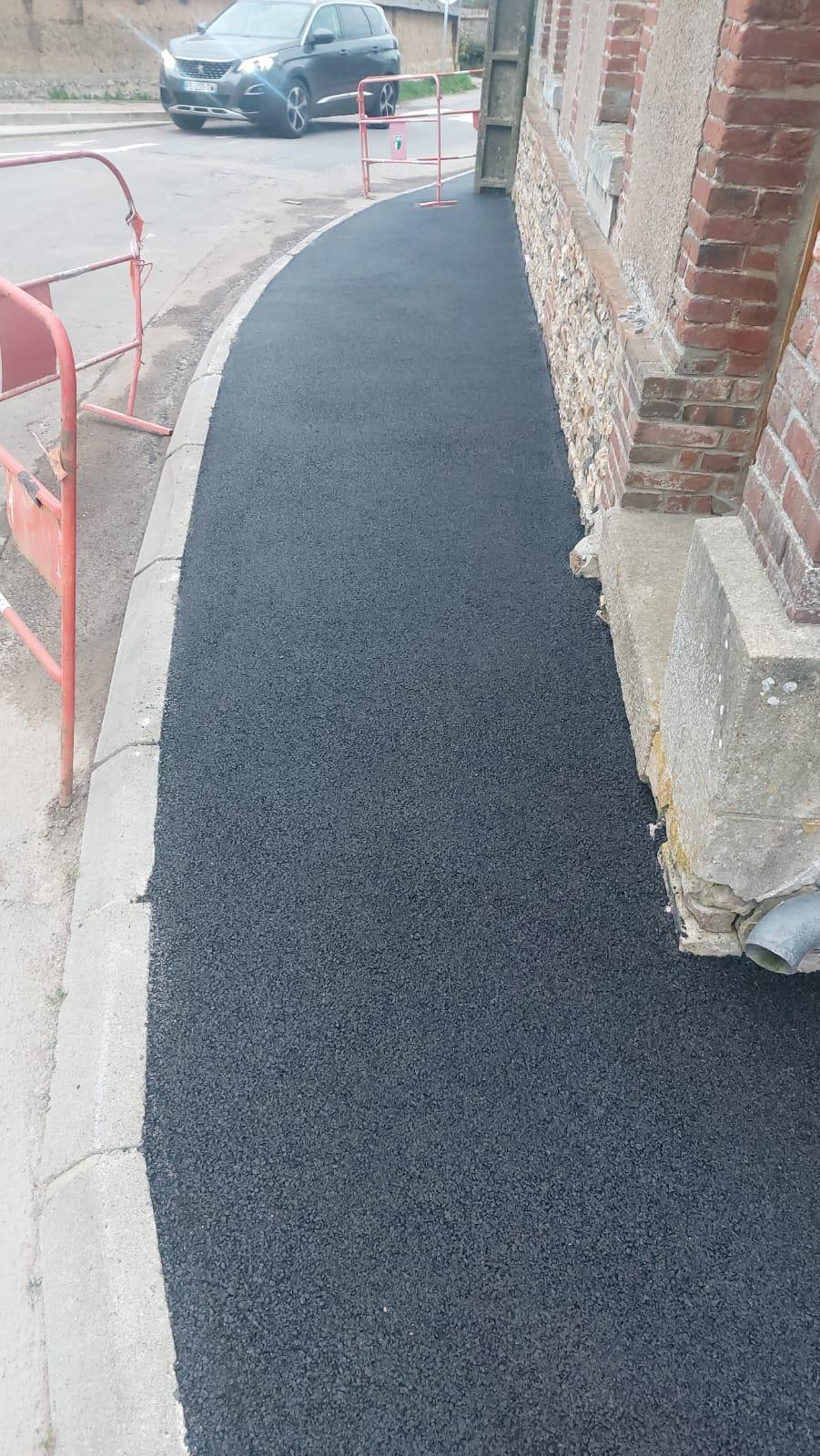 Fin des travaux rue de la Cavée : des trottoirs désormais aménagés Fin des travaux rue de la Cavée : des trottoirs désormais aménagés