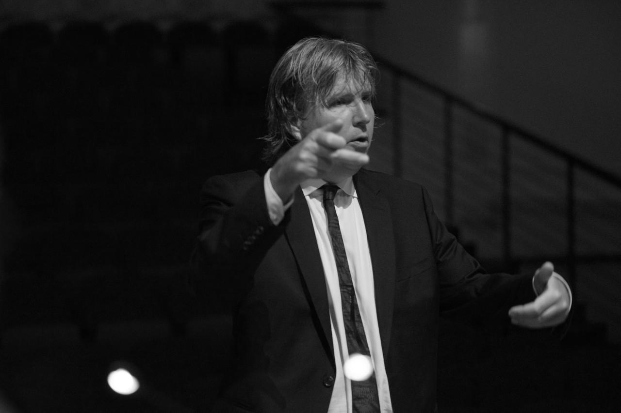 Antony Pitts conducting The Song Company, 2016