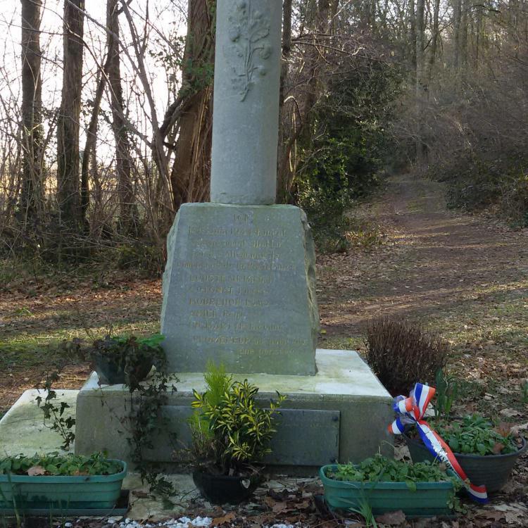 La stèle des fusillés au bois du Lanot à Idron