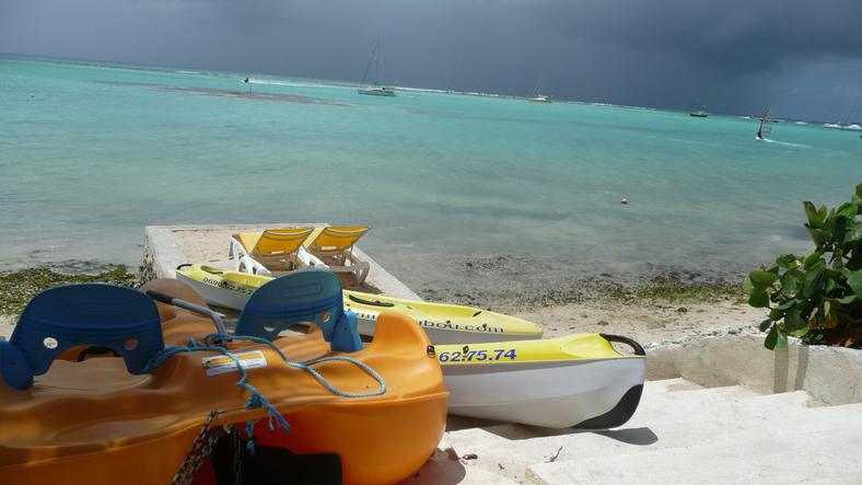 Canoé Kayak de mer Guadeloupe devant les villas de luxe de Saint François