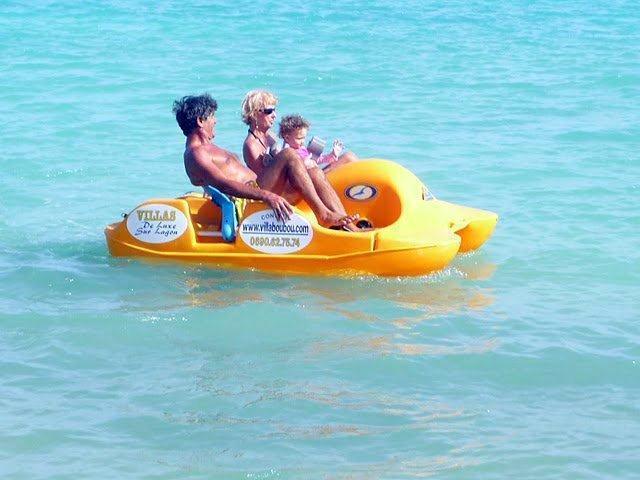 Canoé Kayak de mer Guadeloupe devant les villas de luxe de Saint François