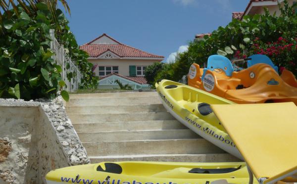 Canoé Kayak de mer Guadeloupe devant les villas de luxe de Saint François